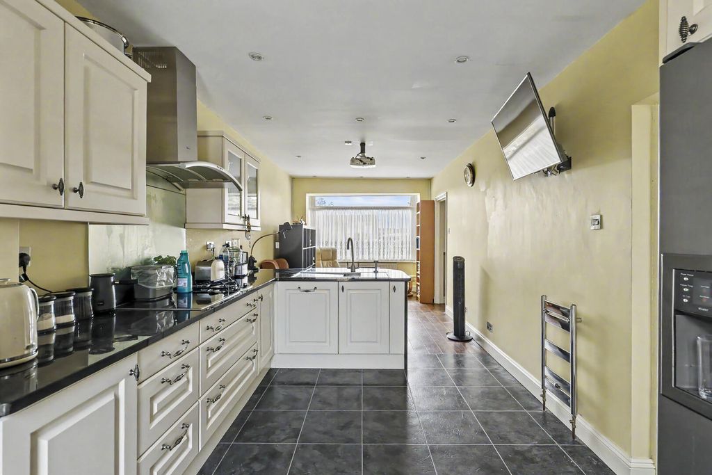 Property photo 3 of 32 Kitchen