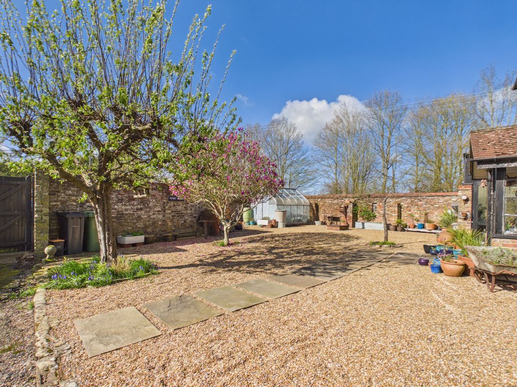 Property photo 2 of 18 Courtyard