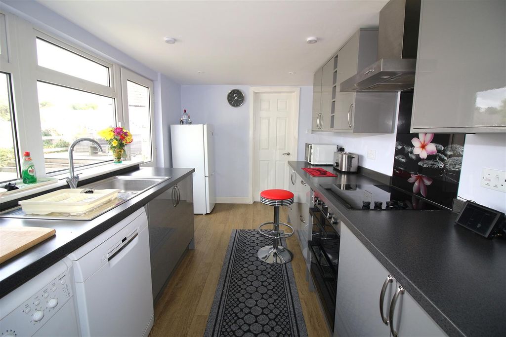 Property photo 2 of 18 Kitchen