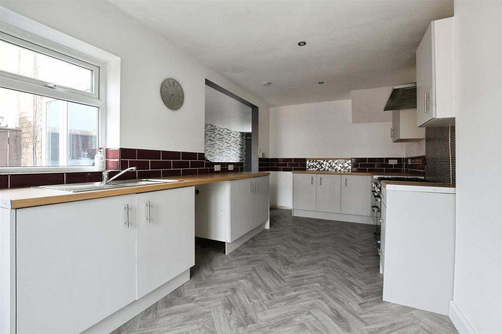Property photo 2 of 20 Fitted Breakfast Kitchen