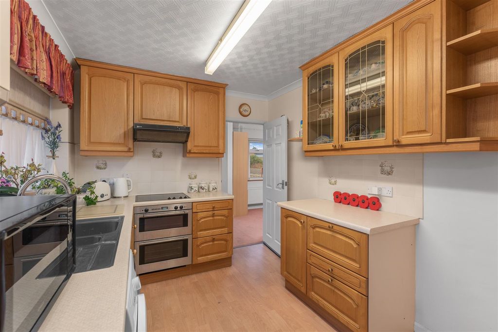 Property photo 3 of 13 39 Red House Road, Bodicote-12.Jpg