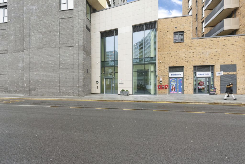 Property photo 2 of 21 Barratt25Of25