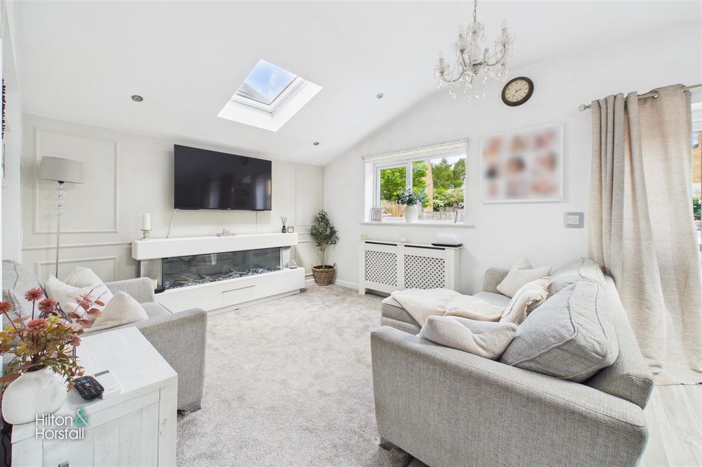 Property photo 2 of 18 Marlon Crescent