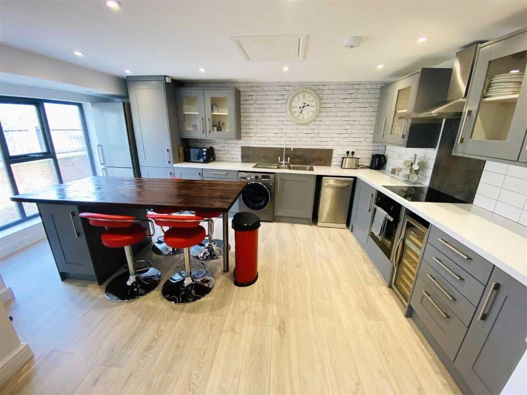 Property photo 3 of 10 Kitchen