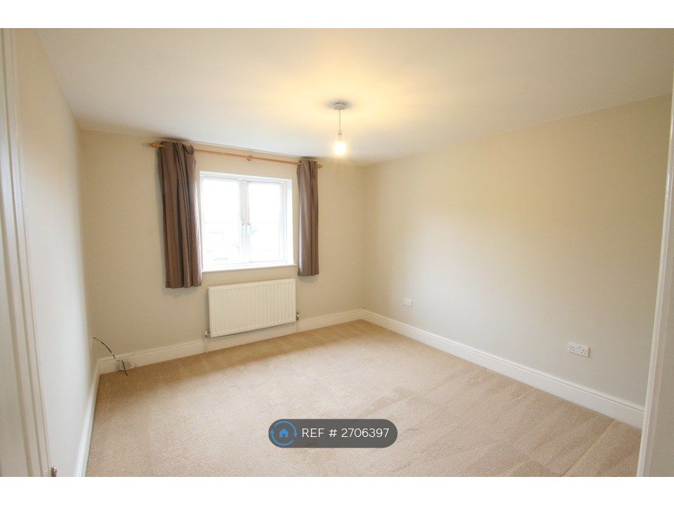 Property photo 3 of 7 Bedroom 1