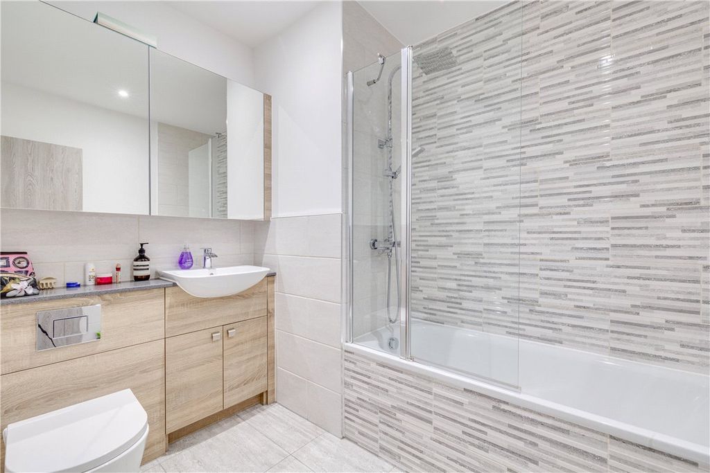 Property photo 3 of 10 Family Bathroom