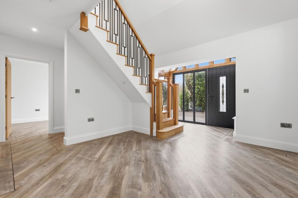 Property photo 3 of 28 Entrance Hall