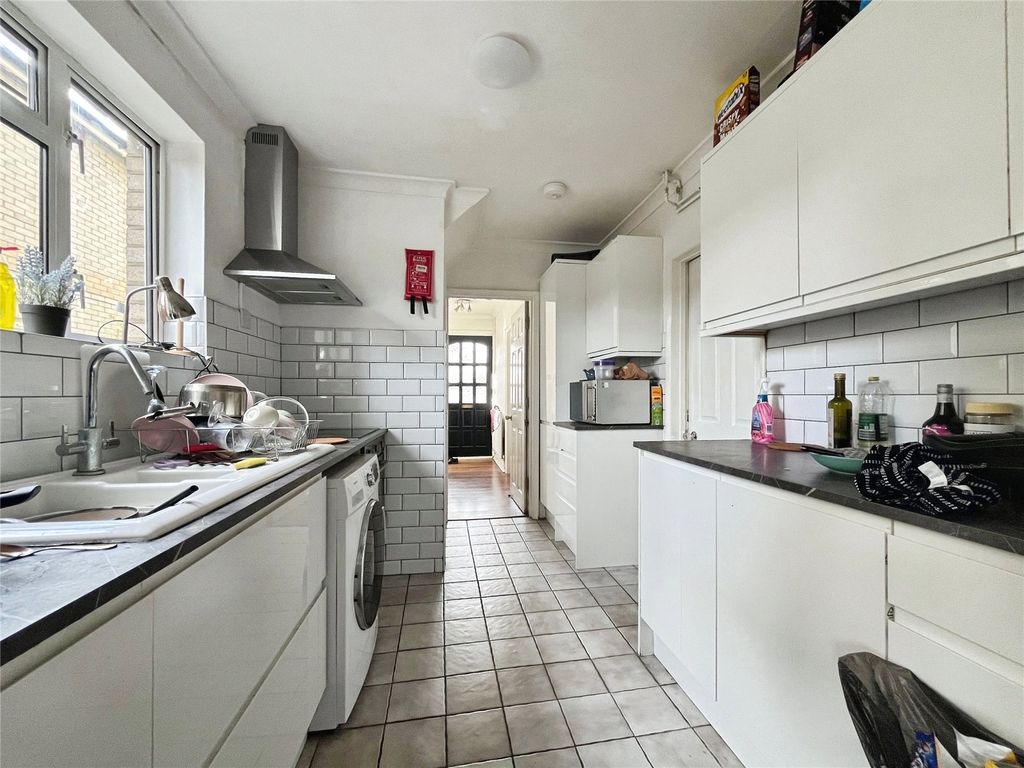 Property photo 3 of 11 Kitchen