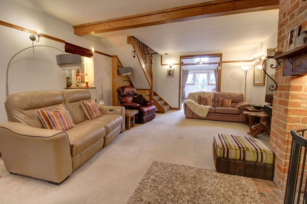 Property photo 2 of 22 Lounge 1