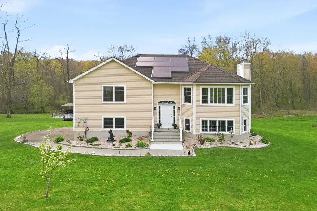 Property photo 1 of 31