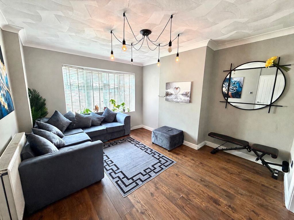 Property photo 2 of 18 007Fb079-5C33-405A-8D61-E876D88720Bb