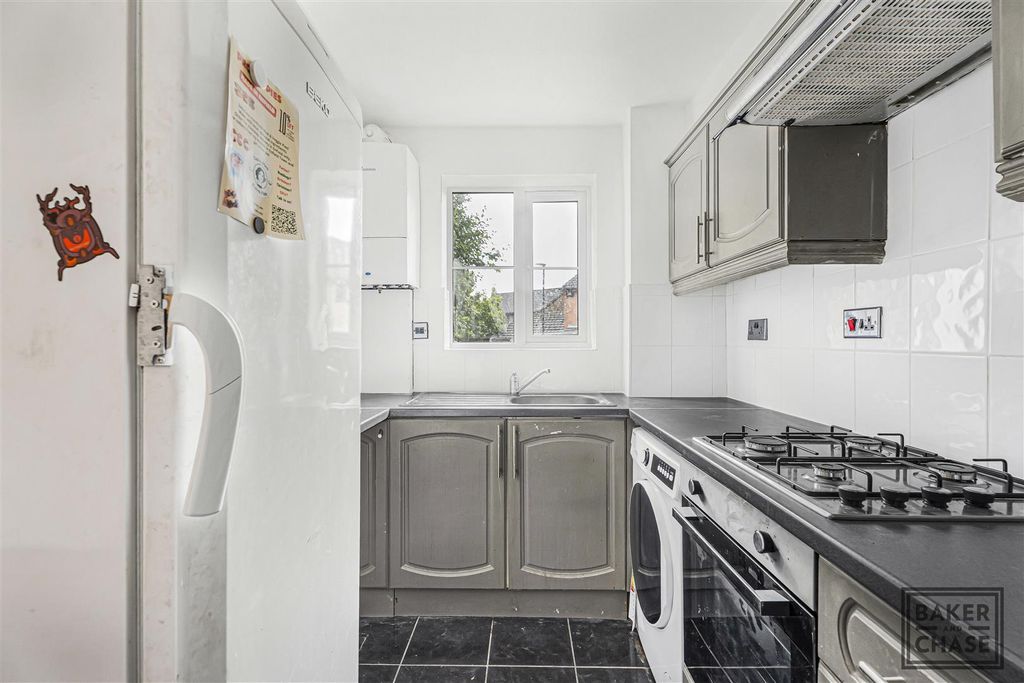 Property photo 3 of 10 Kitchen