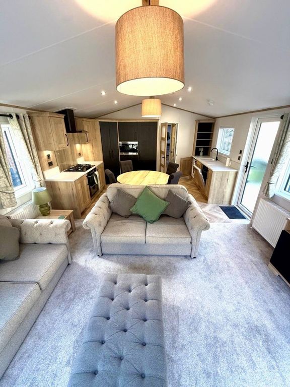 Property photo 3 of 17 Dorchester 4