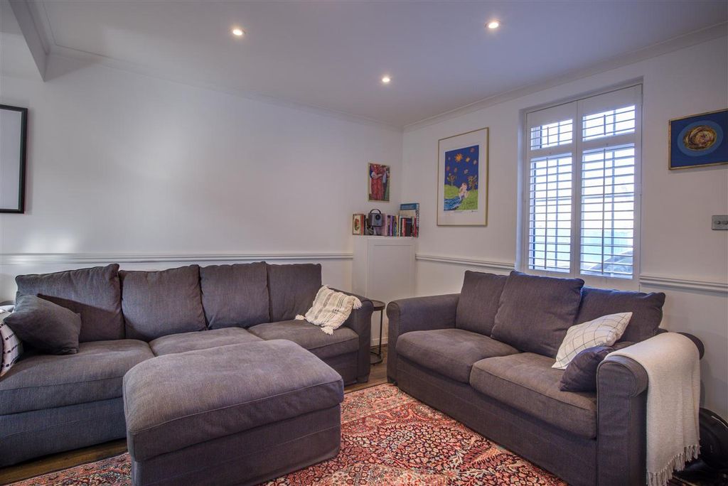 Property photo 3 of 13 Lounge