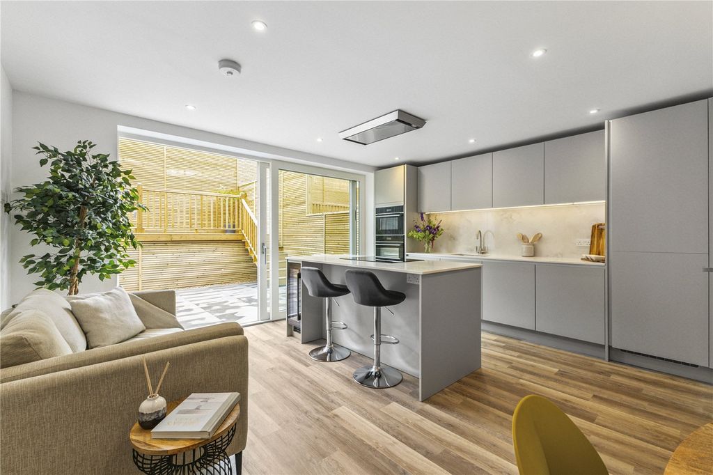 Property photo 2 of 14 Show Home