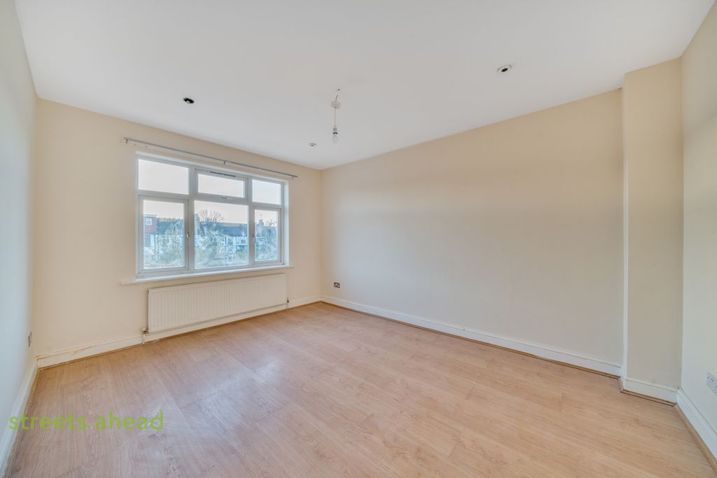 Property photo 2 of 19 d3E8407B-9708-4Aa...