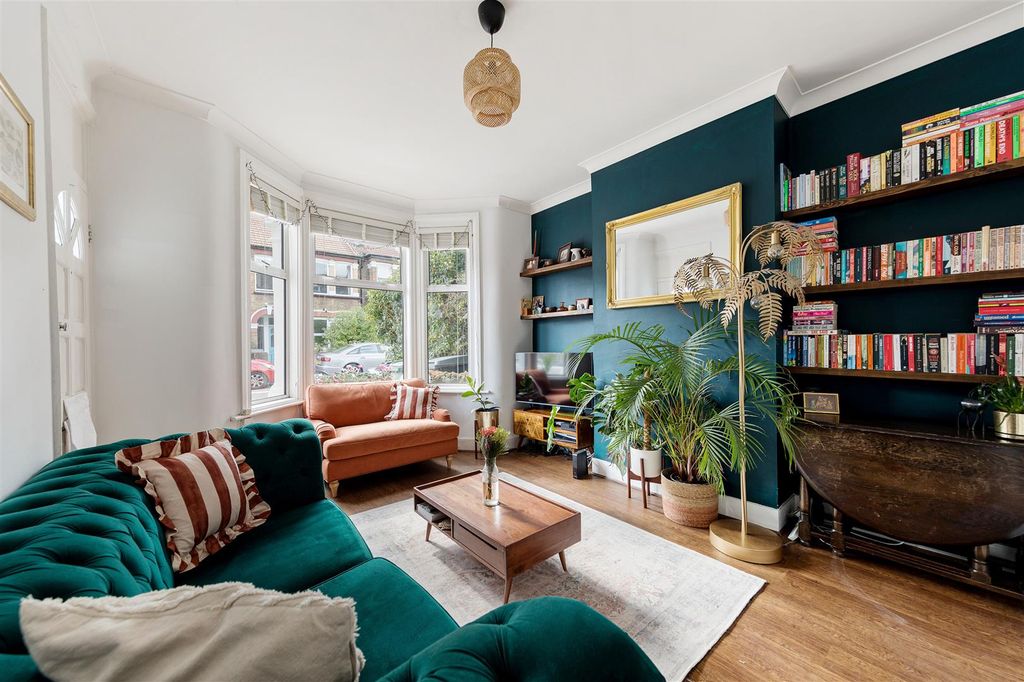 Property photo 2 of 23 Francis Road, E10