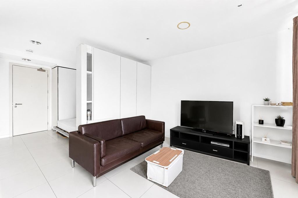 Property photo 2 of 14 Decluttered1.Jpg