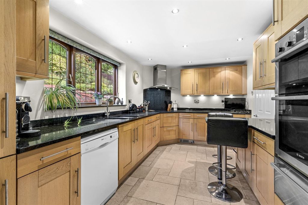 Property photo 3 of 17 15 South Maundin, Hp14 4Lz-12.Jpg
