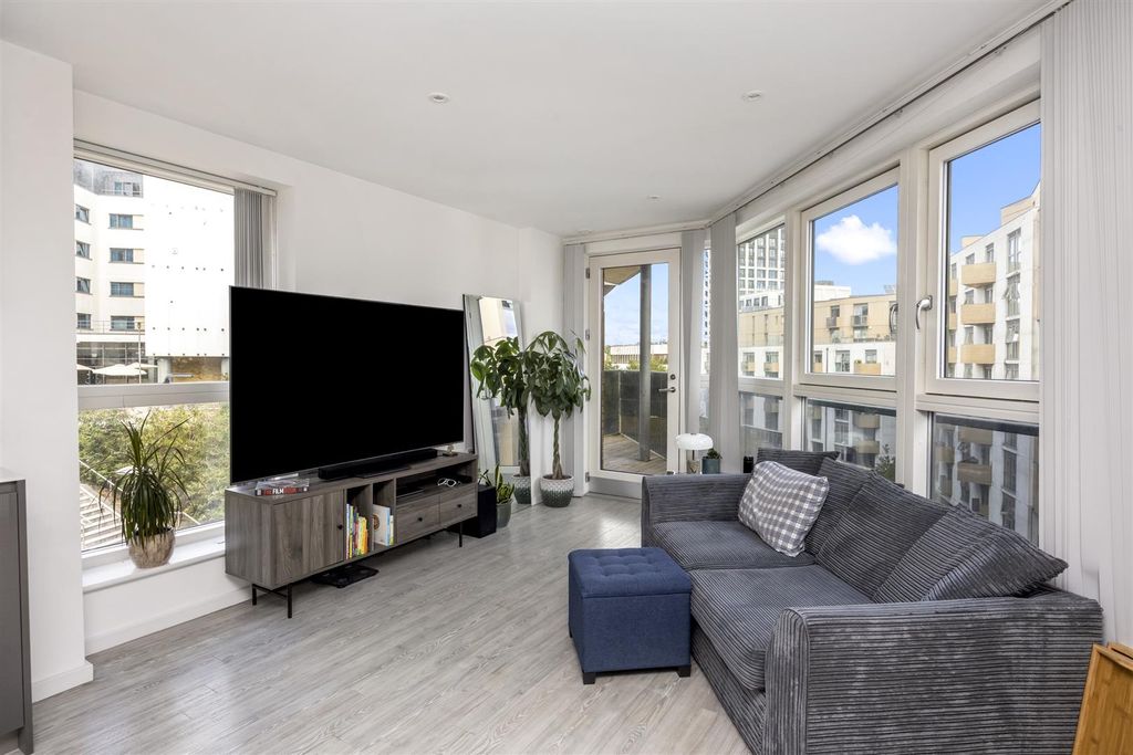 Property photo 3 of 14 Embankment House, Flat 37-005.Jpg