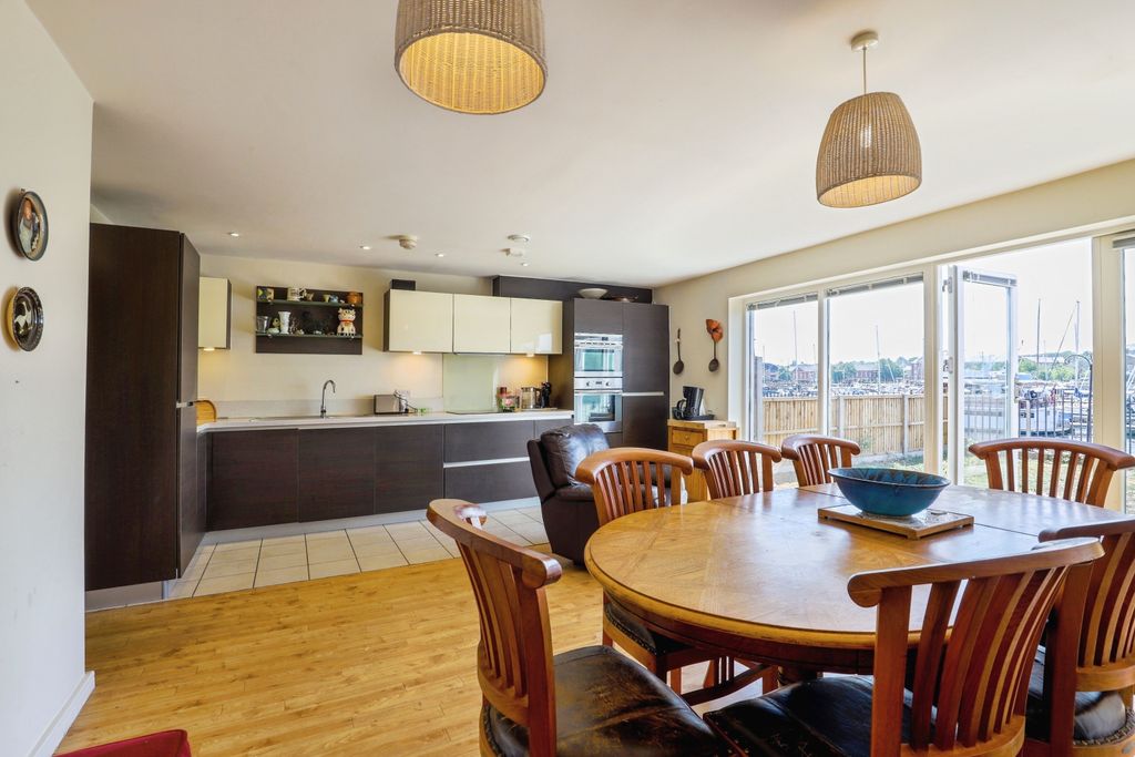 Additional image 15 of 4 bed terraced house for saleRedshank Road, St Mary Island, Chatham ME4