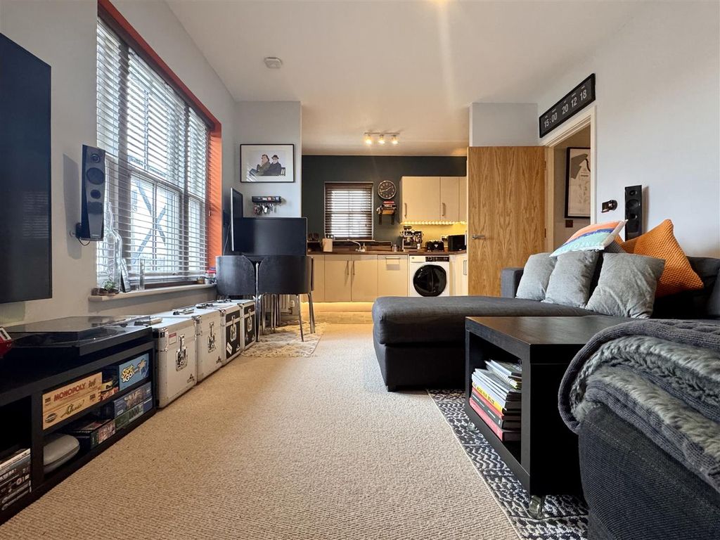 Property photo 3 of 17 Tempimagegphufx.Jpg