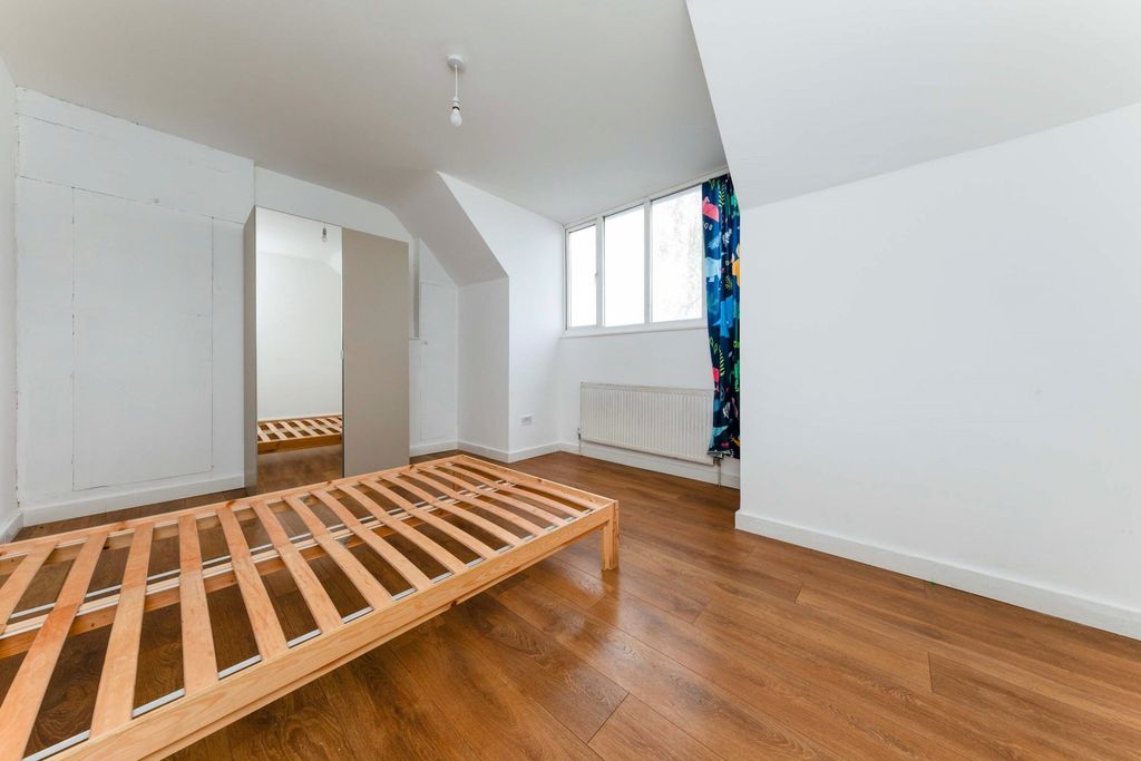 Property photo 3 of 9 Bedroom