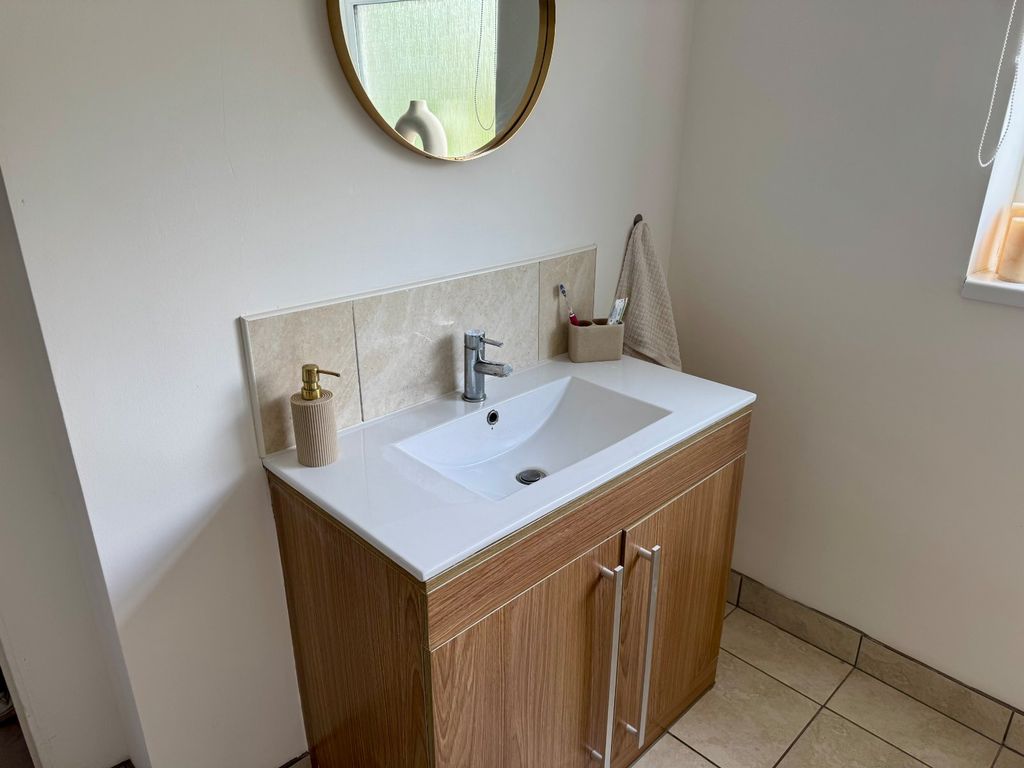 Property photo 3 of 11 Bathroom