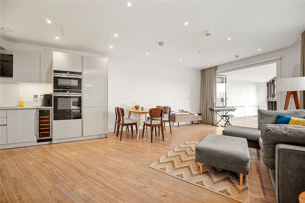 Property photo 2 of 25 Picture No. 11