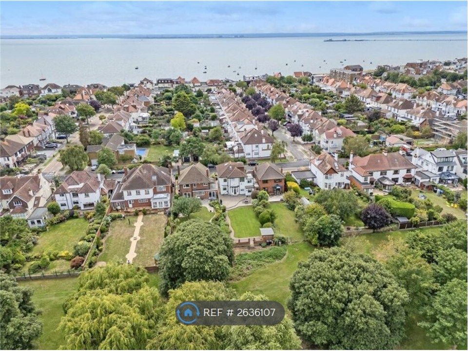Property photo 3 of 18 1 Minute-Walk Away From Thorpe Bay Seafront