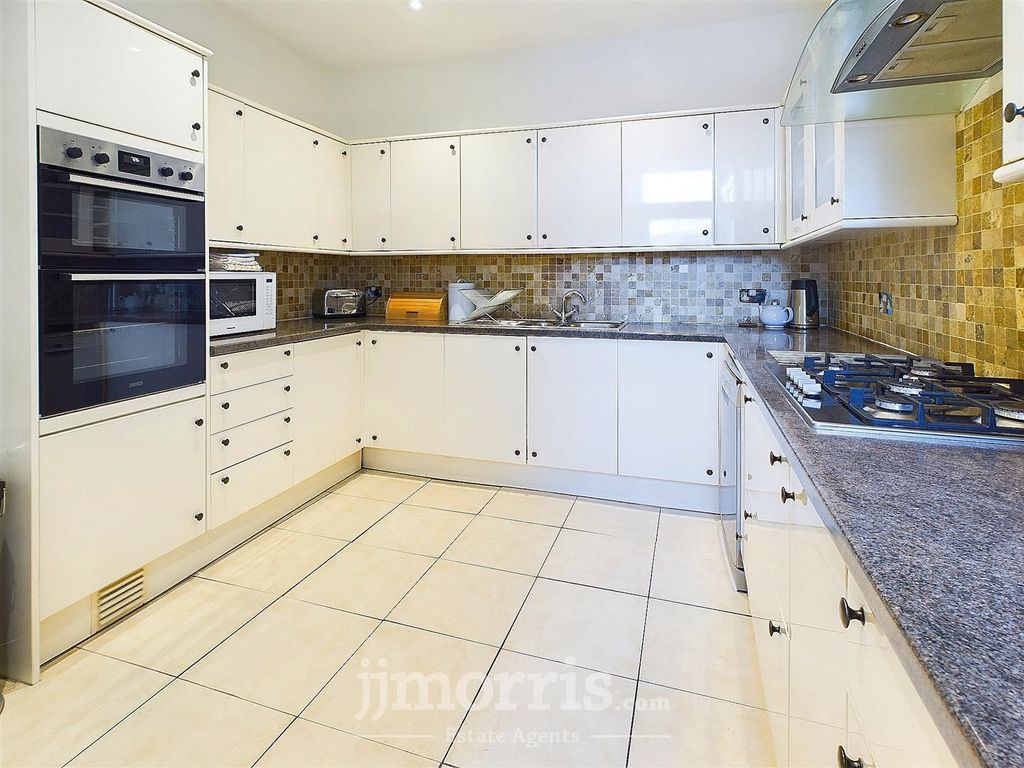 Property photo 3 of 21 Kitchen