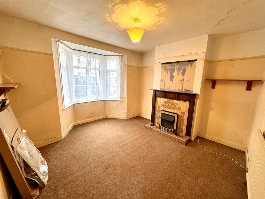 Property photo 3 of 19 Lounge