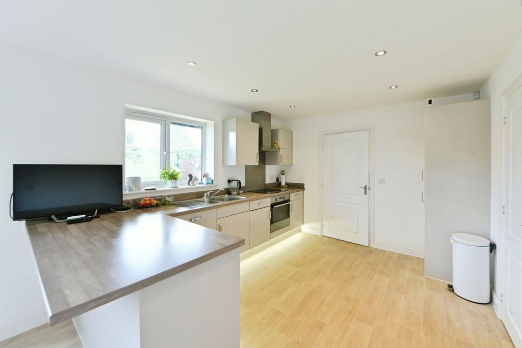 Property photo 3 of 20 Kitchen Area