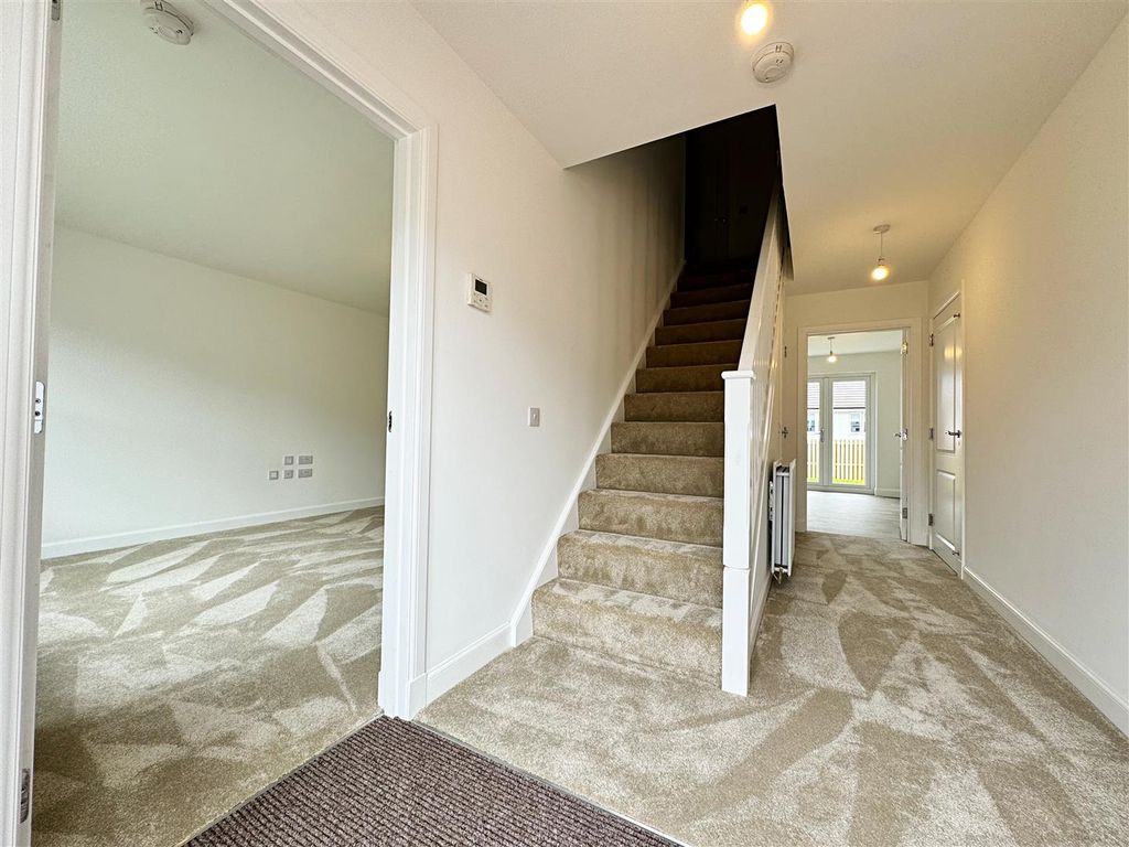 Property photo 2 of 21 Hallway