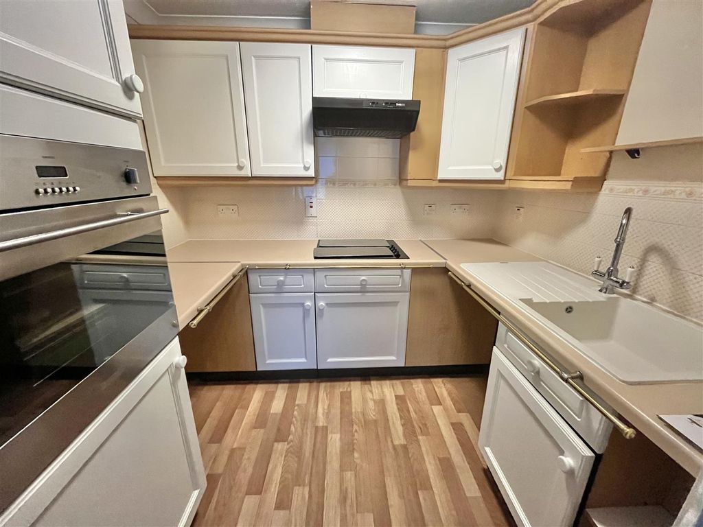 Property photo 3 of 11 Kitchen