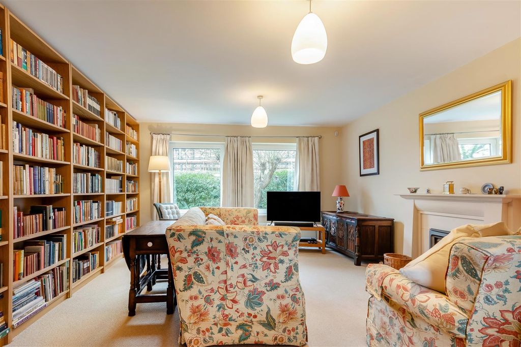 Property photo 2 of 33