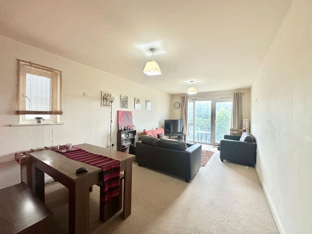 Property photo 3 of 12 d005B116-773B-4610-8A68-84466A86Fc64.Jpg