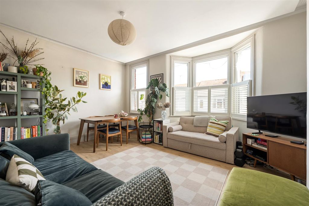 Property photo 2 of 25 St John's Road, E17