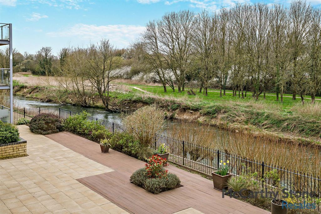 Property photo 2 of 12 Communal Gardens