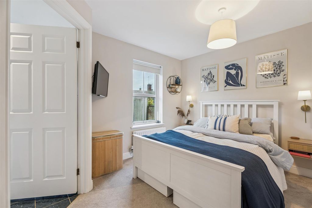 Property photo 3 of 10 Bedroom