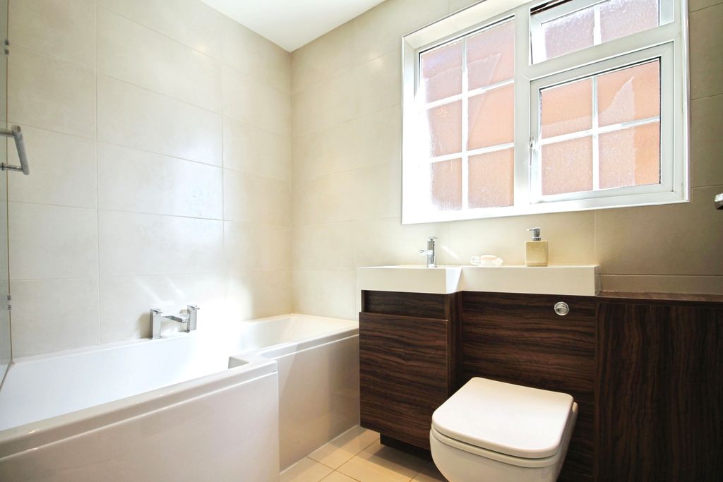 Property photo 3 of 26 House Bathroom