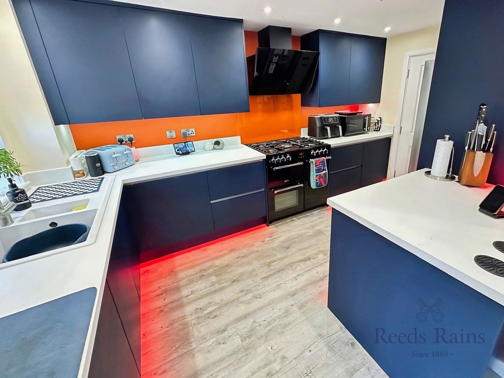 Property photo 3 of 20 Dining Kitchen
