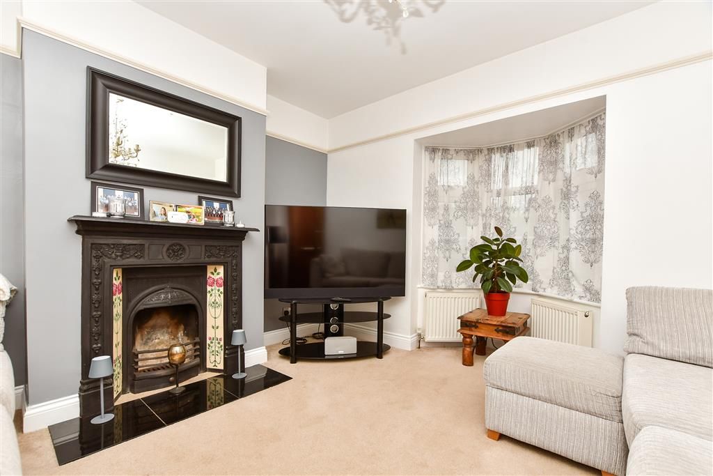 Property photo 3 of 17 Lounge