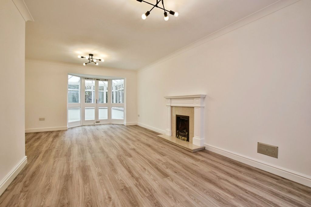 Property photo 2 of 19 Lounge