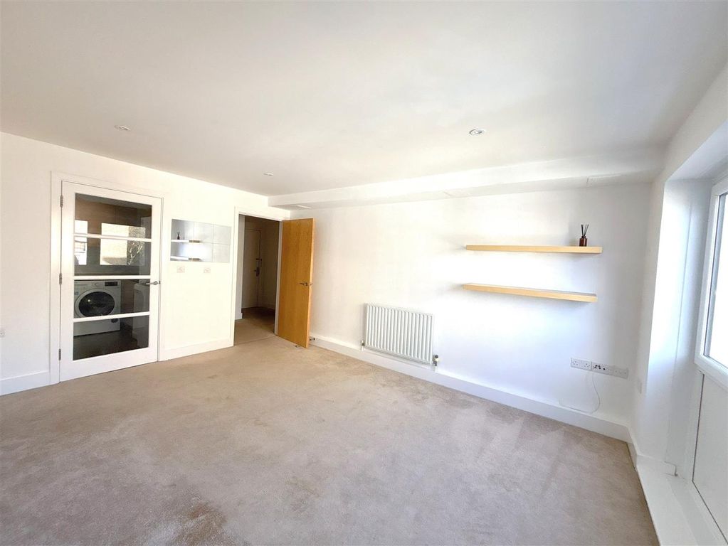 Property photo 3 of 10 Lounge