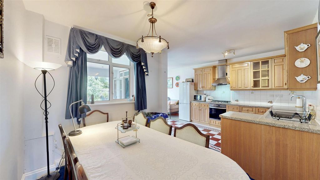 Property photo 3 of 20 Harewood-Road