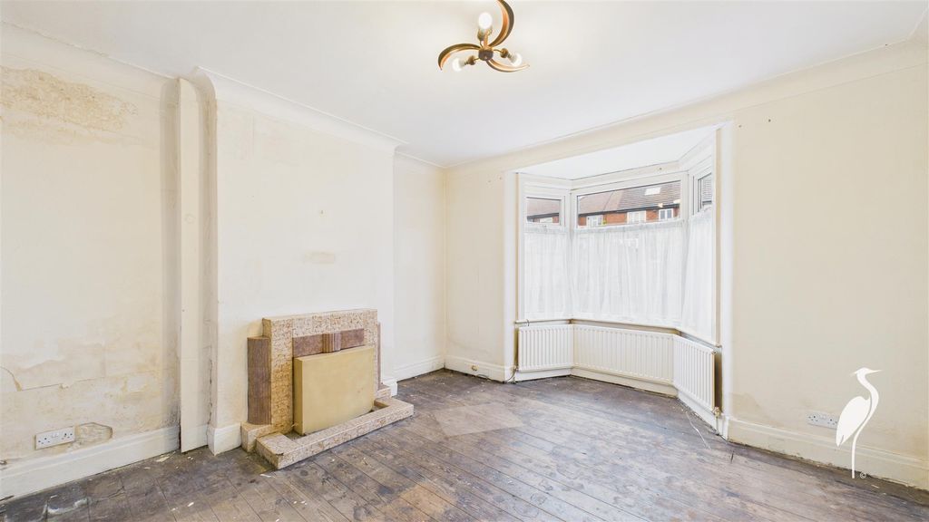 Property photo 3 of 15 Lounge