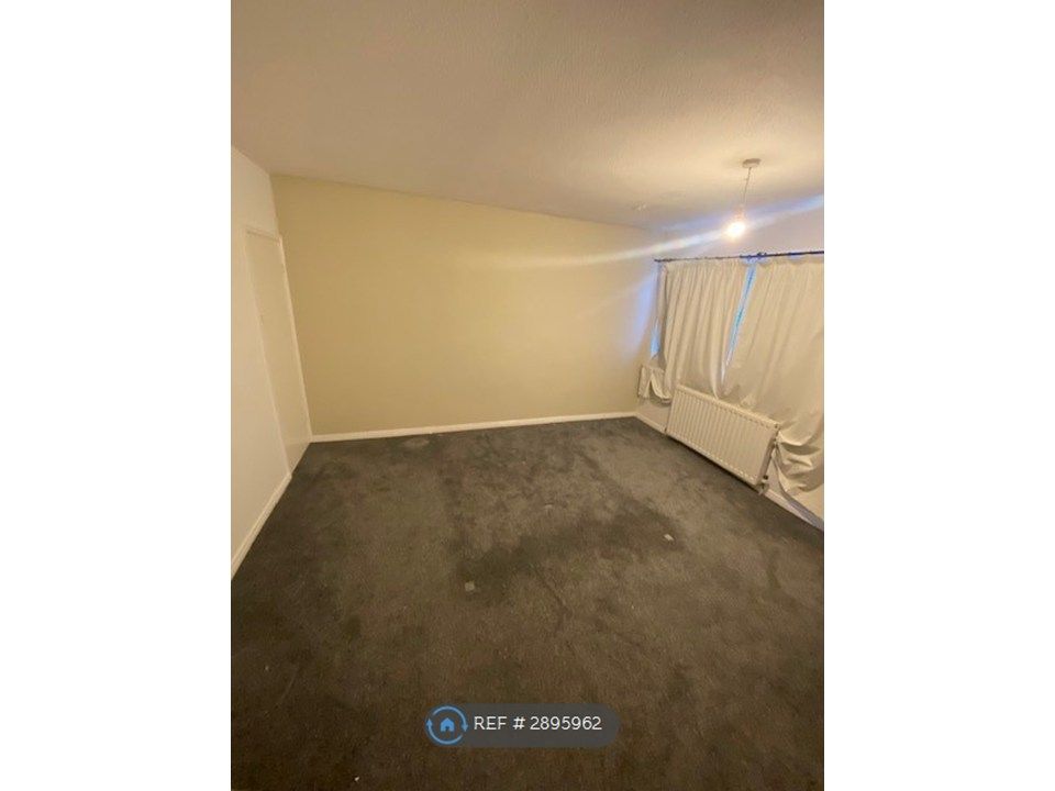 Property photo 2 of 6 Bedroom