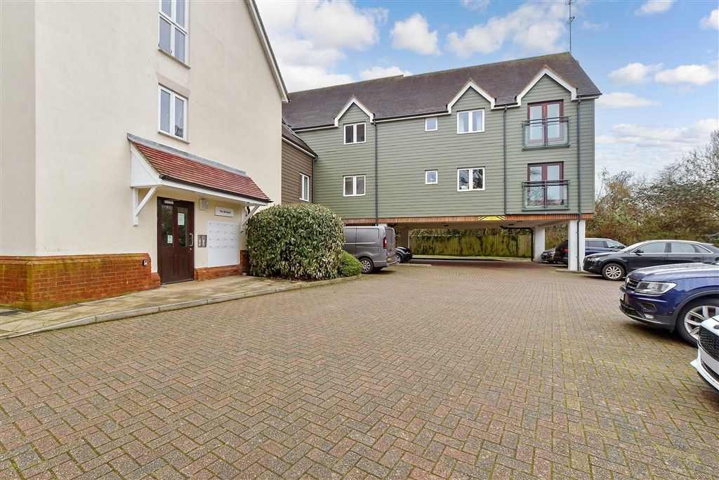Property photo 3 of 8 Driveway/Parking