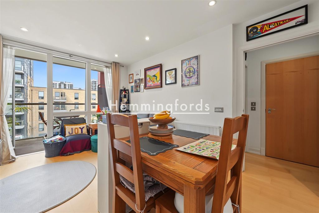 Property photo 3 of 15 Canal Wharf E8-3.Jpg